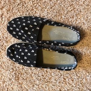 Skull and crossbones Toms